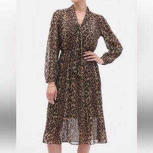 Banana Republic Size 4 Petite, Pleated Skirt with Tan Slip